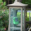 猿沢の池のそばの古風な電話ボックス