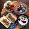 今日の朝食ワンプレート、サバ缶パテチーズトースト、アイスコーヒー、蛸のアヒージョキャベツサラダ、フルーツヨーグルト