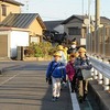 登校の風景：朝日がまぶしい北門方面