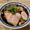 【今週のラーメン５５５４】くじら食堂nonowa東小金井店（東京・東小金井）ブラック　〜旨さの柔らかさと明るさ！漆黒の艶めきと深み！質感高しブラック拉麺系！