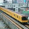 変わり行く渋谷の街を後にする東京メトロ1000系電車