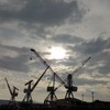 南極観測船”しらせ”と台風前の夕日。