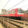 京急沿線と間違えそう　情熱の赤い電車と京急ラッピング車両