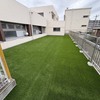 【保育園の屋上園庭に人工芝】横浜市・大曽根コスモス保育園のコンクリート屋上が緑のクッションに｜エターナルターフT35W施工事例