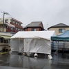 雨の中での「餅つき」イベント