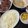 ステーキ、もやしナムル、味噌汁
