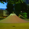 夜の公園の富士山