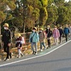 登校の風景：快晴　３年以下は早帰り