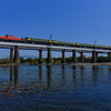 快晴の九頭竜川を渡る、DD51–1109牽引の「サロンカーなにわ40周年記念号」を撮る！