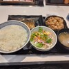 牛さば定食を楽しむ