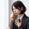 コロナの後遺症で夜になると咳が出ます。断続的でなかなか熟睡できません。病院で吸入器を処方してもらい使用中ですが、止まりません。罹患して1ヶ月ですが、キツいですね。