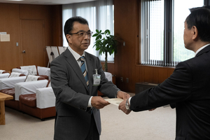 上越市の新教育長に佐藤理仁氏が就任　小菅市長から任命書