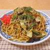 野菜たっぷりの太麺ソース焼そばと、バズレシピわかめの塩スープで朝ご飯