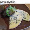 世界のチーズ29　フランスのブルーチーズ３　フルム・ダンベール（アンベール）　フランスで最も古いチーズのひとつ．Tasteatlasによるブルーチーズのランキングでは．「人気／知名度」では，世界で第7位，フランス産としては，ロックフォール，ブルー・ドーヴェルニュに次いで，第3位．風味は繊細でマイルド，口当たりはなめらかで，土っぽさ，マッシュルームのような風味，甘味，クリーミーな味わいが感じられます．  ポートワインとスライスした洋梨，リンゴ，クルミ，レーズンを添えてデザートとして，またはサラダに.