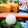 塩鮭を焼きました。じゃがいもと塩昆布のチーズガレット