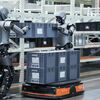 ロボットとロボットが協調して作業をこなせる「群脳」。工場への導入が始まる