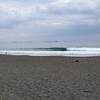 2023年4月25日昼、茅ヶ崎サザンビーチ周辺、ひざセット腰▼、セット前後の波で愉しむ