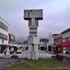高田駅前商店街とモニュメント