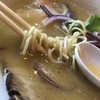 渾身の鶏白湯スープと手打ち縮れ麵の人気ラーメン店をハシゴ。