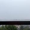 転んでもただでは起きない人になりたい。荒れ狂う大雨の中、ベランダの溝を掃除する。