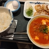 鶏豆腐キムチチゲ厚切り豚カルビ焼肉定食。松屋