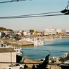 港町と神社の写真