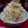 ラーメン二郎 中山駅前店 - シャキシャキヤサイはカラメアブラとこの上ない相性。スープの温度のムラはアチアチ麺によって徐々に均一化。豚は3枚分くらいと "ぶた2枚" の食券タイトル詐欺仕様。ゴリッゴリのミニマルテクノBGMに心ざわつきながら、全く飽きることなく最後の一滴まで堪能。