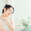 辛い肩こりにお悩みの方へ。タオル１つあればできる肩こり改善するのストレッチ法。 