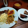幸運な病のレシピ（ 2251 ）朝 ：スパニッシュオムレツ、鮭、サワラ味噌みりん、パイコー、鶏皮、味噌汁