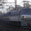 朝の東海道を下って上る貨物列車