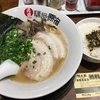 細麺のとんこつラーメンながら特に替え玉しなくても一杯で満足できるランチタイムは大盛まで無料の高菜ご飯付きの九州筑豊ラーメン元祖麺屋原宿