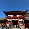 年のおわり，大年，大晦日を詠んだ短歌２　　大晦日の午後の鶴岡八幡宮．迎春の字が掲げられた本宮，美しい柳原神池の緋鯉と紅葉の落葉．　大年の炉火あかあかと炊きたてておもひは返る亡き母のこと　穂積忠　　甃（いしだたみ）の雨の溜まりの底澄みて大つごもりの雲行き迅し　安永蕗子　　ゆるやかに年の終りを湛へたる河の面とほく差す茜あり　清原令子　　火のめぐり水のめぐりを浄めおり大晦日（おおつごもり）の雪は降りくる　中野照子　　風をもて天頂の時計巻き戻す大つごもりの空が明るし　永井陽子　