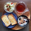 今日の朝食ワンプレート、チーズトースト、三角の紅茶、お豆とキャベツのサラダ、フルーツヨーグルト