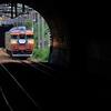親不知を貫くトンネル群を往く、国鉄急行色の413・455系を撮る！