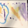 水彩絵の具にハマる２歳児