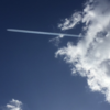 2018年への予兆？暮れの青空にくっきり浮かぶ飛行機雲