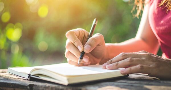 「考えすぎ」をやめる練習。頭のグルグルを“排出”して脳を軽くするノート習慣