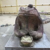 石切神社のカエル石（「蛙旅団」編・『かえる神社へ行こう』で知る）