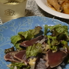 カツオののっけ盛りを肴に冷酒を