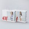 安室奈美恵、「NamieAmuro × H&M」のショッピングバッグが欲しすぎると話題に。