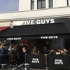 FIVE GUYS ロンドン 肉肉しいバーガーでがっつり！