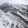 雪の平標山