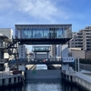 麒麟はつま先立ちで筋トレ中！？日本橋・水のエレベーター体験記