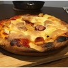 薪ストーブ料理と言えばピザ！フォカッチャ生地で作る食べ応えのパンピザ