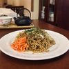 元祖たいやき「浪花家総本店」の焼きそばを店内で。
