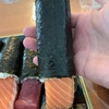 【巨大】ロピア　相模原島忠ホームズ店〜魚萬 はみ出し巻／本マグロ／サーモン／太巻寿司／こんなにはみ出しちゃいました〜