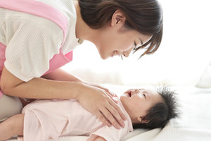 未経験から産後ヘルパーになるには?必要な資格・スキル・収入を詳しく紹介