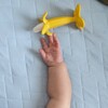 赤ちゃんは興味のあるものに手を伸ばす。
