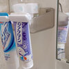 【100均セリア】歯磨き粉は「チューブクリップ」で引っ掛けてスッキリ収納！