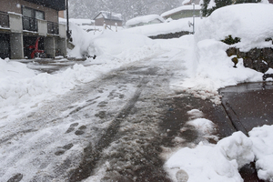 除雪中の74歳男性が除雪車にはねられ死亡　上越市板倉区山越